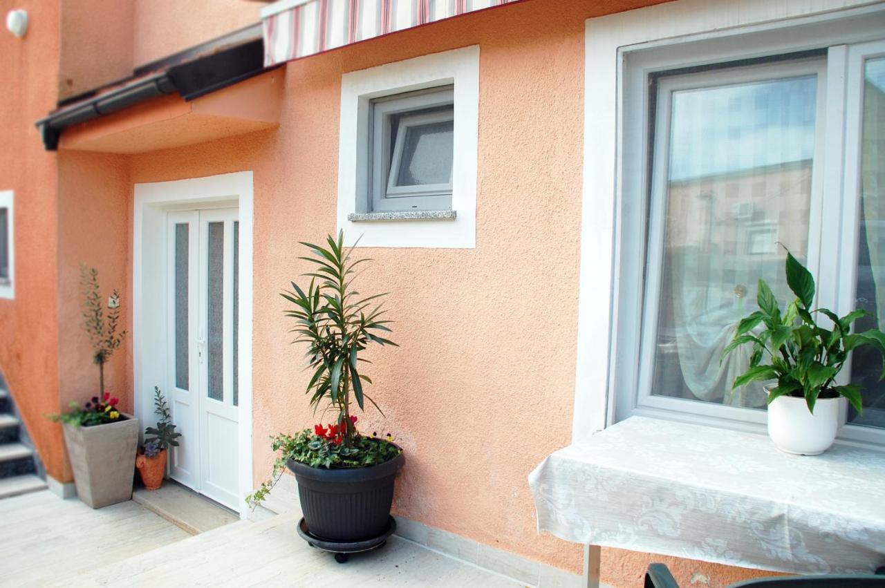 Apartments Skorup Icici Exterior photo